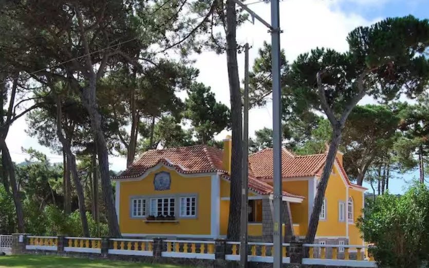 Yellow House Colares, Portugal